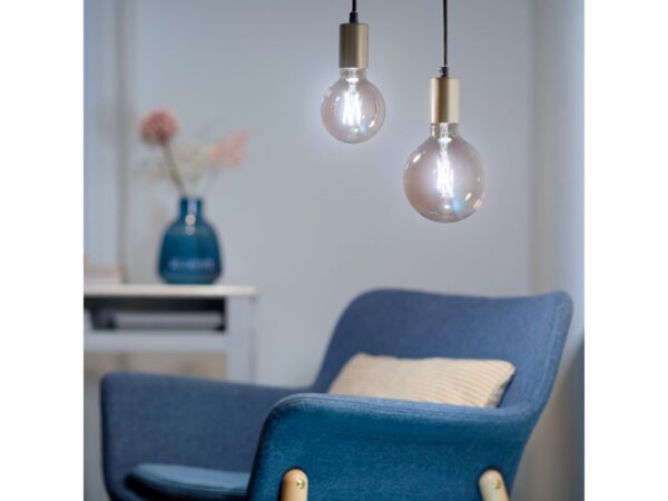 studeně svítící žárovky WiZ bez stínidel s modrrým křeslem v pozadí