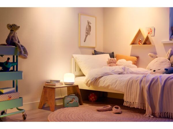 noční lampička WiZ u postele v dětském pokojíčku