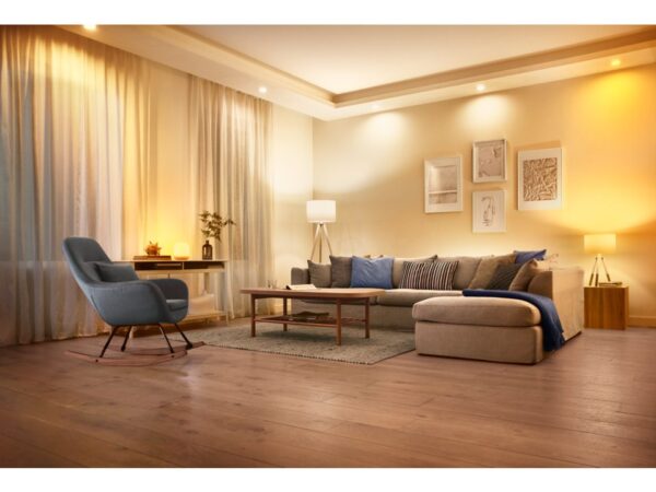 Osvětlení obývacího pokoje různými teplotami barev svítidel