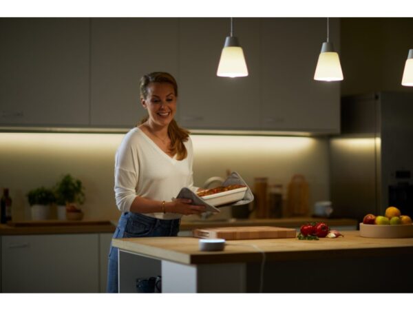 žena používá hlasové ovládání chytré domácnosti při práci v kuchyni