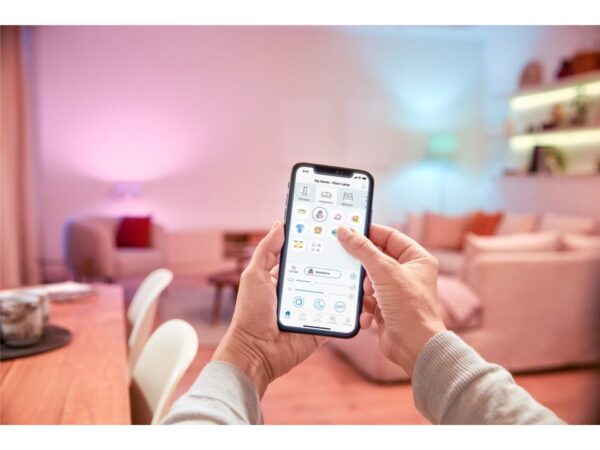 nastavení osvětlení v obývacím pokoji pomocí aplikace v mobilním telefonu