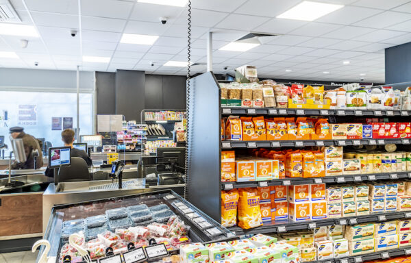 Regály s potravinami a pokladny v supermarketu