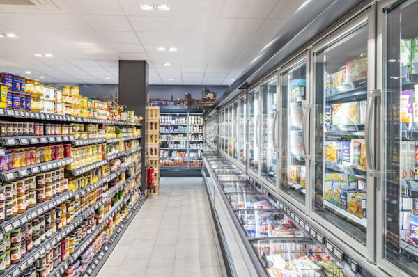 Osvětlení uličky u chladících boxů v obchodě s potravinami