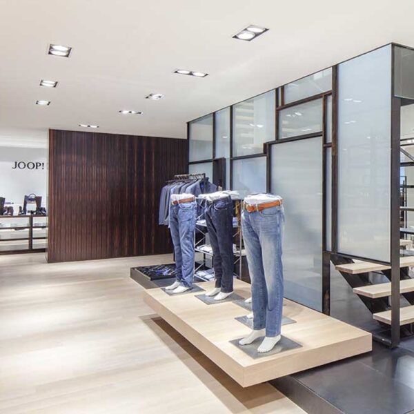 Denní osvětlení v obchodě s pánským džínovým oblečením