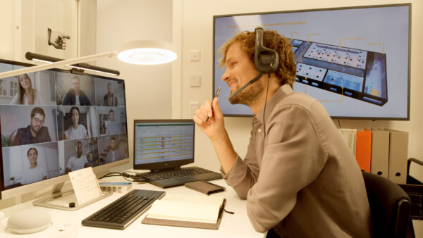 Videohovor v kanceláři nasvícené svítidly SUN@Home