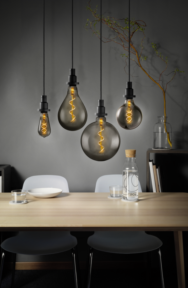 šedé designové LED žárovky bez stínítek nad stolem