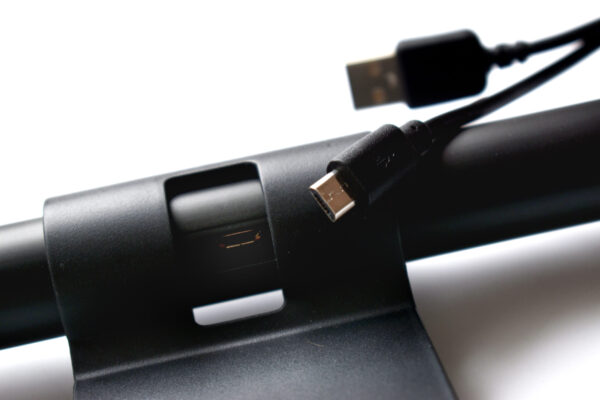 USB konektor pro napájení svítidla na monitor