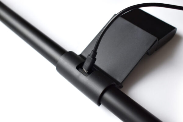 pohled zezadu na zapojení svítidla na monitor