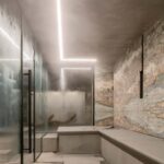 LED osvětlení v mramorem obložené sauně