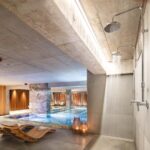 LED osvětlení sprchového koutu vedle bazénu v lázních