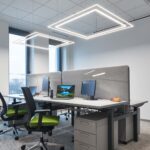 kancelář se zavěšenými svítícími profily ve tvaru dvojitých čtverců