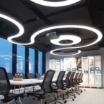 stropní svítidla z ohýbaných hliníkových profilů v zasedací místnosti