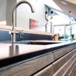 LED pásek pod barovým pultem kuchyňské linky