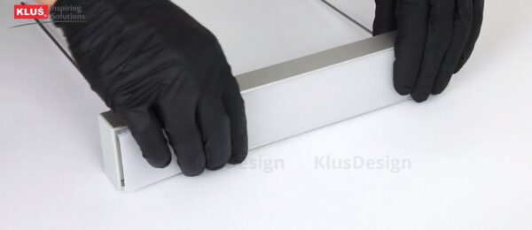 opatrné zatlačení mléčného difuzoru do profilu pro LED pásek