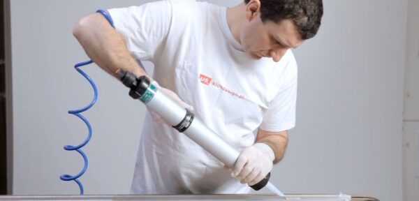 pracovník plní LED profil silikonovým lepidlem ke zvýšení IP ochrany