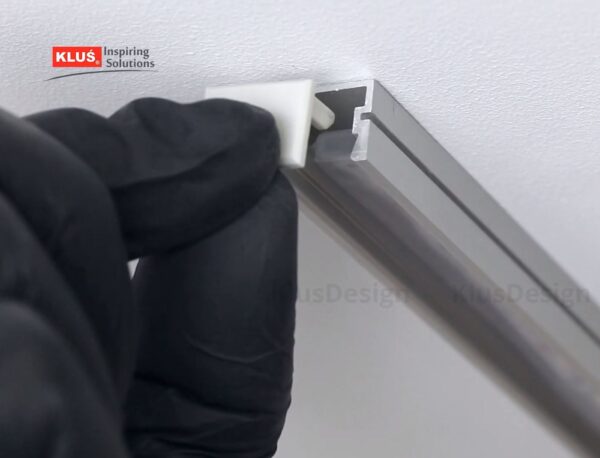 zacvaknutí koncových krytek do LED profilu