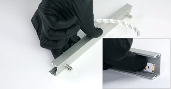 ukázka lepení LED pásku do hliníkového profilu