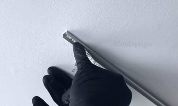lepení LED pásku do hliníkového profilu na stropě