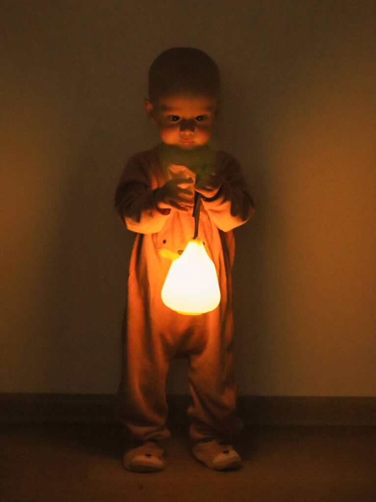 malé dítě se světlem