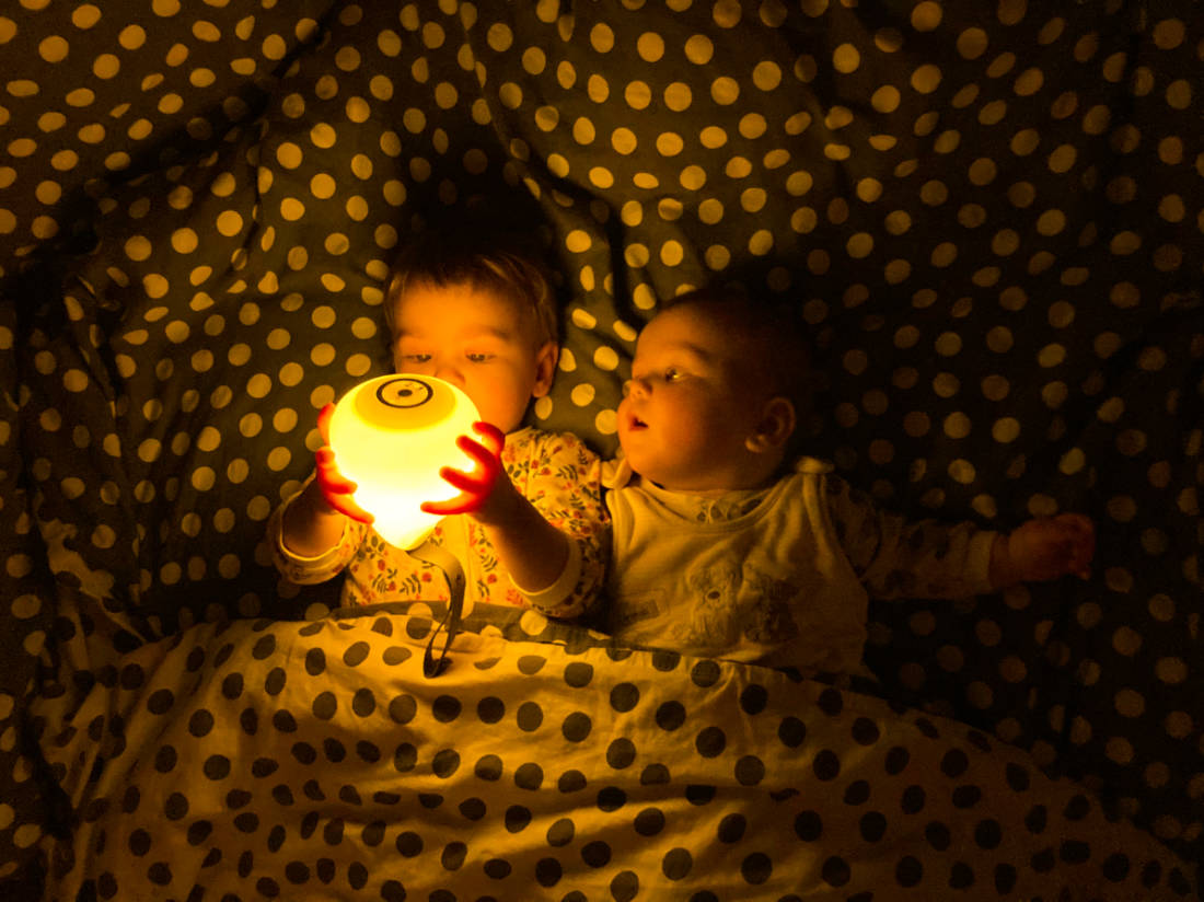 malé děti se světýlkem