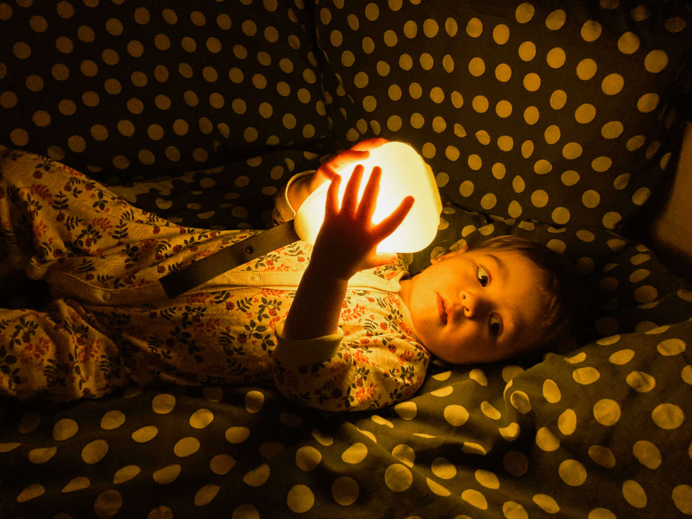 dítě v noci v posteli