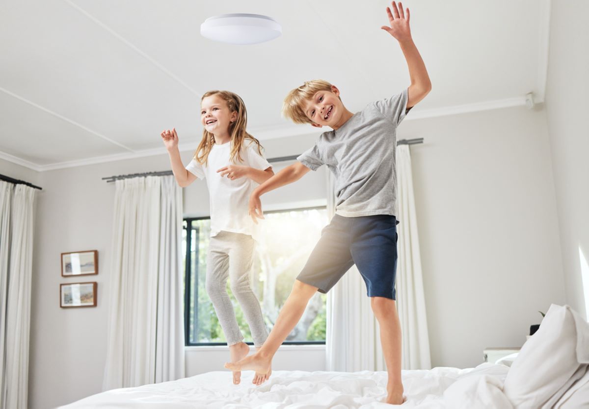 hrající si děti a svítidlo