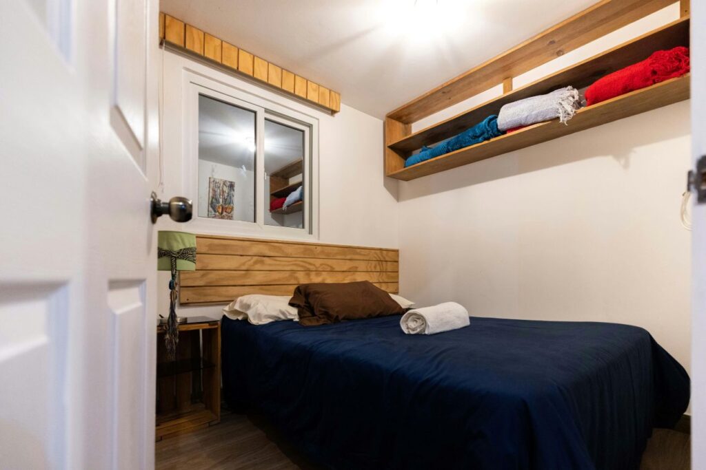 Zapuštěné stropní svítidlo v dětském pokoji