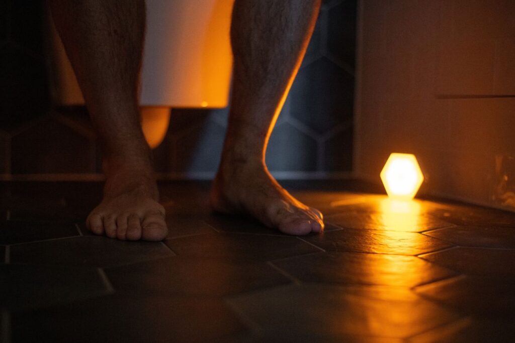 Noční světlo nabíjecí v koupelně na záchodě