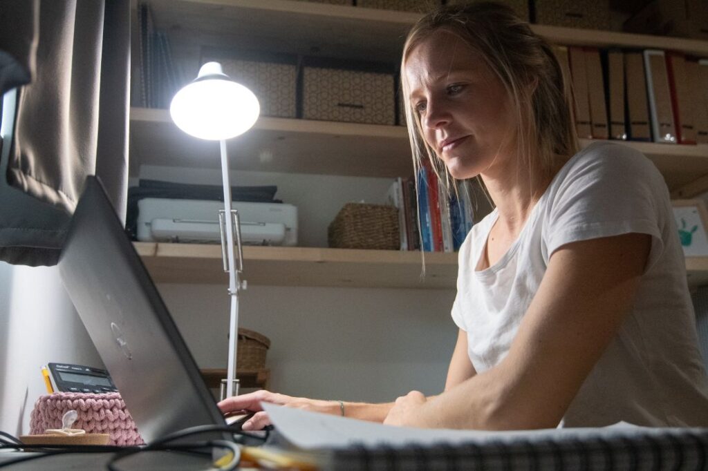 Stolní lampa na pracovním stole v pracovně