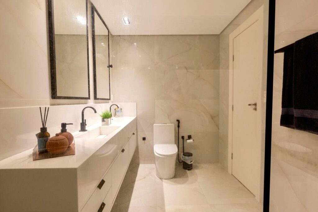 Zapuštěné stropní světlo na záchodě